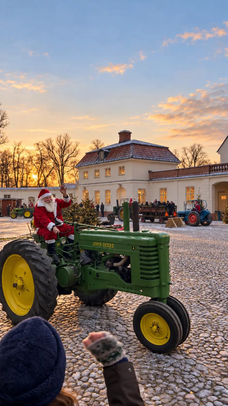 Jultomte som vinkar från en grön och gul veterantraktor på borggården i aftonljus, med granar i ljusslingor och en blå traktor med personvagn bakom