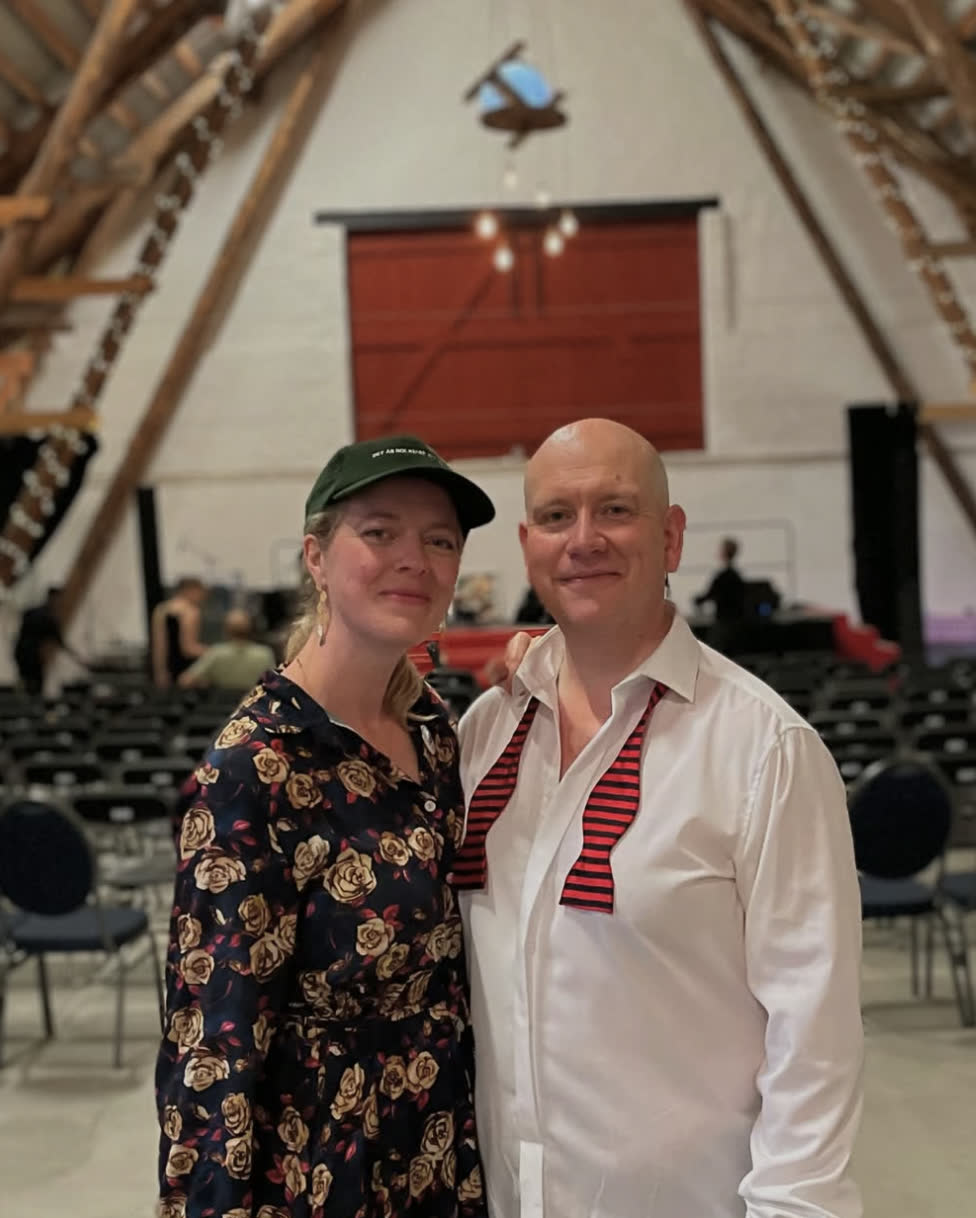 Fanny och Olof Ramel i ladan under Sommarscen, med scenutrustning och stolar i bakgrunden