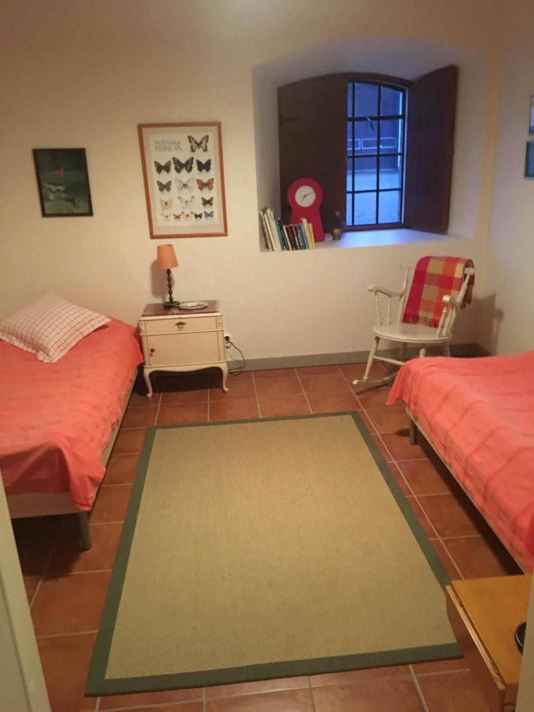 Sovrum i Stenstallet med två enkelsängar
