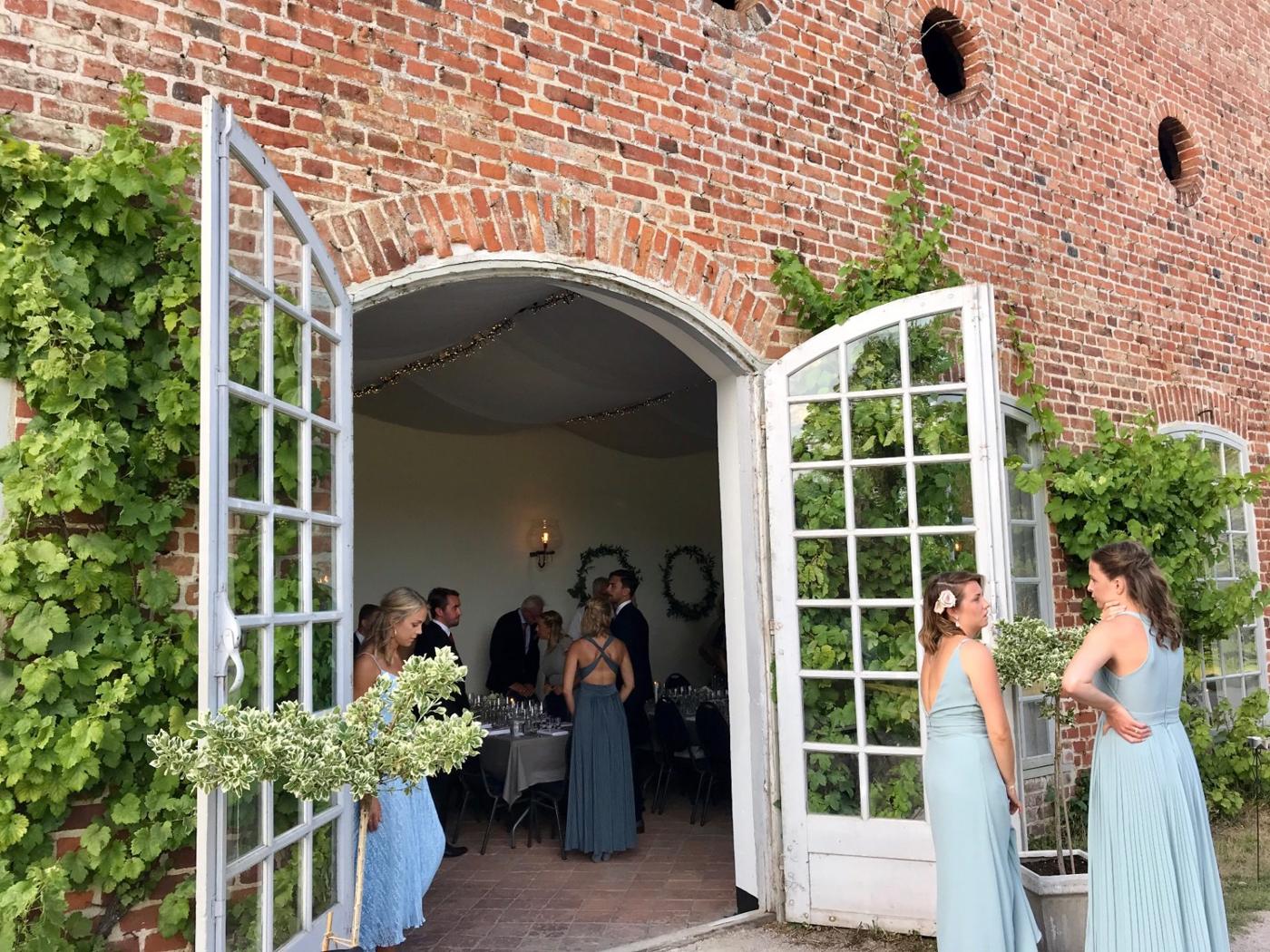 Bröllopsfest bakom glasdörrarna på Övedskloster