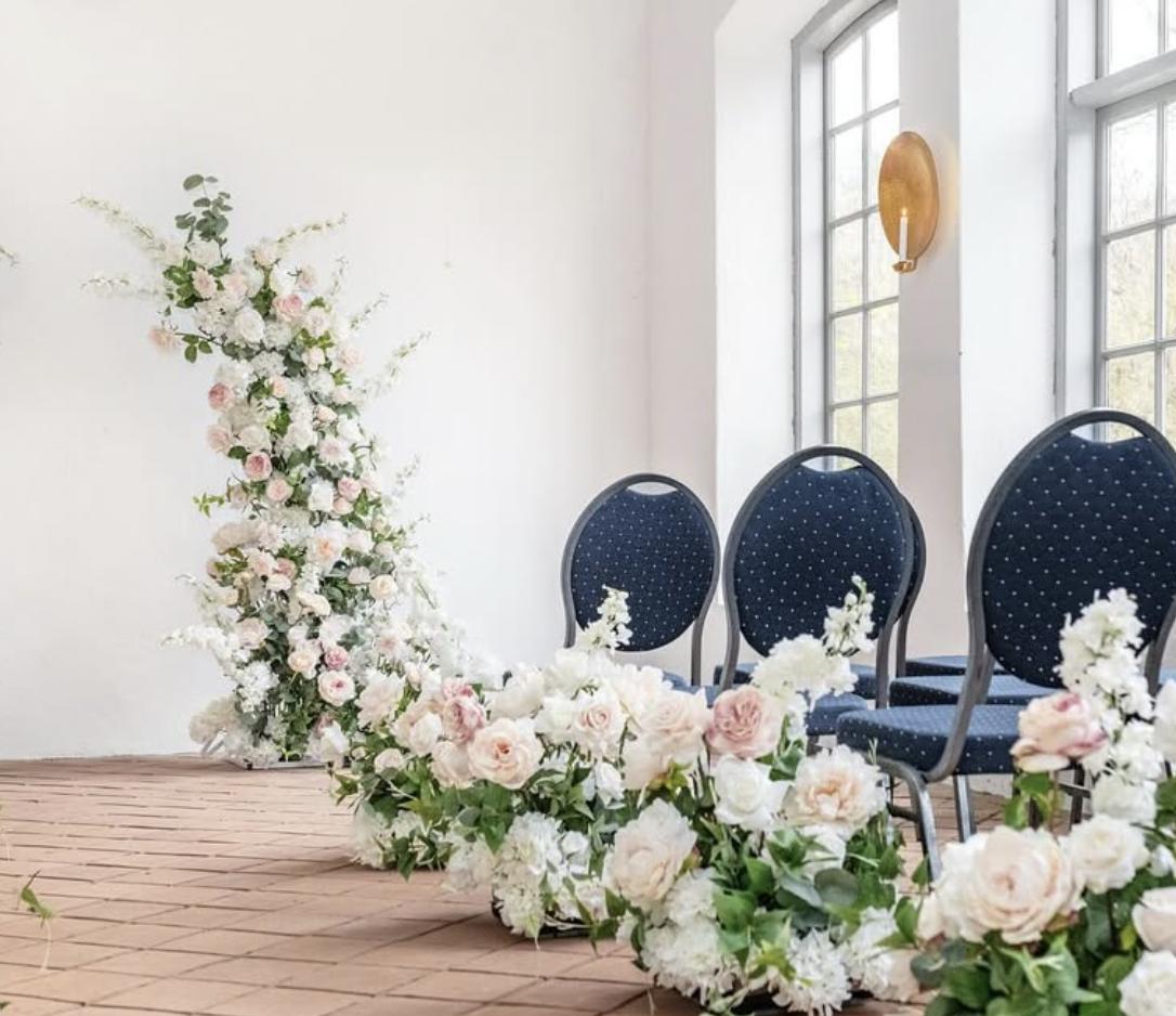 Vigseluppsättning med blomsterarrangemang längs gången